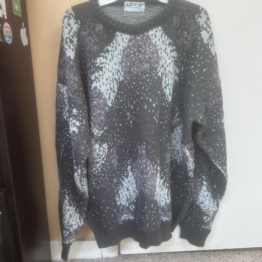 Tag Gray and White Crewneck Sweater with Geometric Pattern